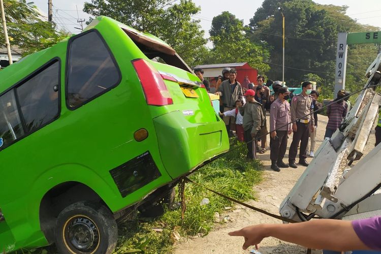 Proses evakuasi angkot yang terjun ke kali di Kabupaten Bogor, Jawa Barat, Senin (20/6/2022). 