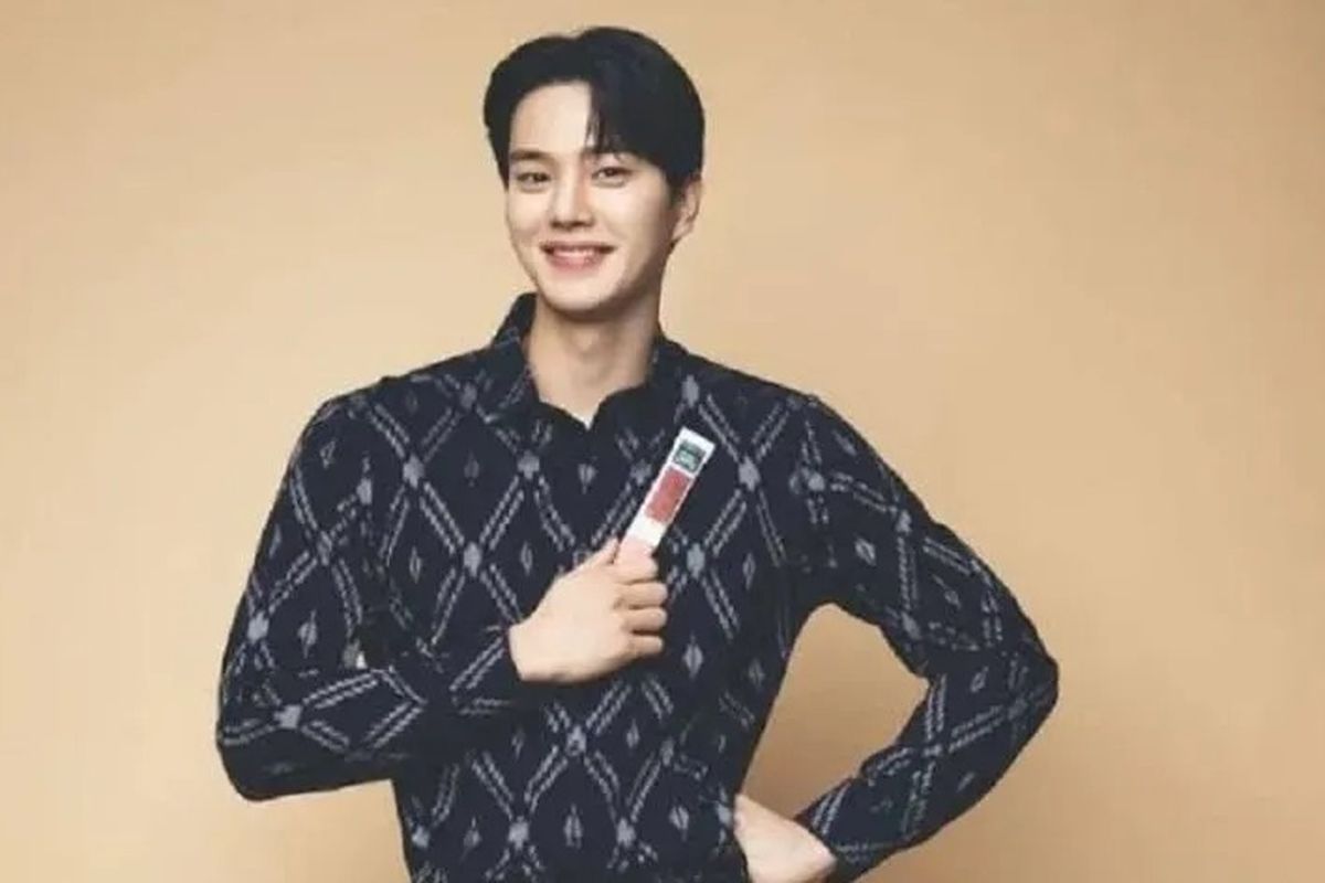 Aktor Korea Selatan, Song Kang yang mengenakan baju tenun ikat dari Kediri hasil rancangan Didiet Maulana, desainer dari Indonesia. ANTARA/HO-Pemkot Kediri