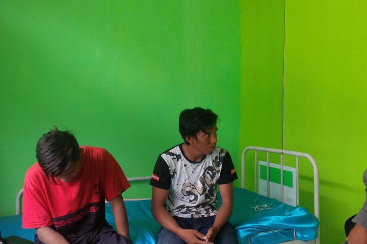 Dua anak buah kapal (ABK) Aqua Mas 05, Akbar (kiri) dan Supriyadi (kanan) saat di Puskesmas Tegalbuleud, Kecamatan Tegalbuleud, Sukabumi, Jawa Barat, Senin (12/11/2018). 