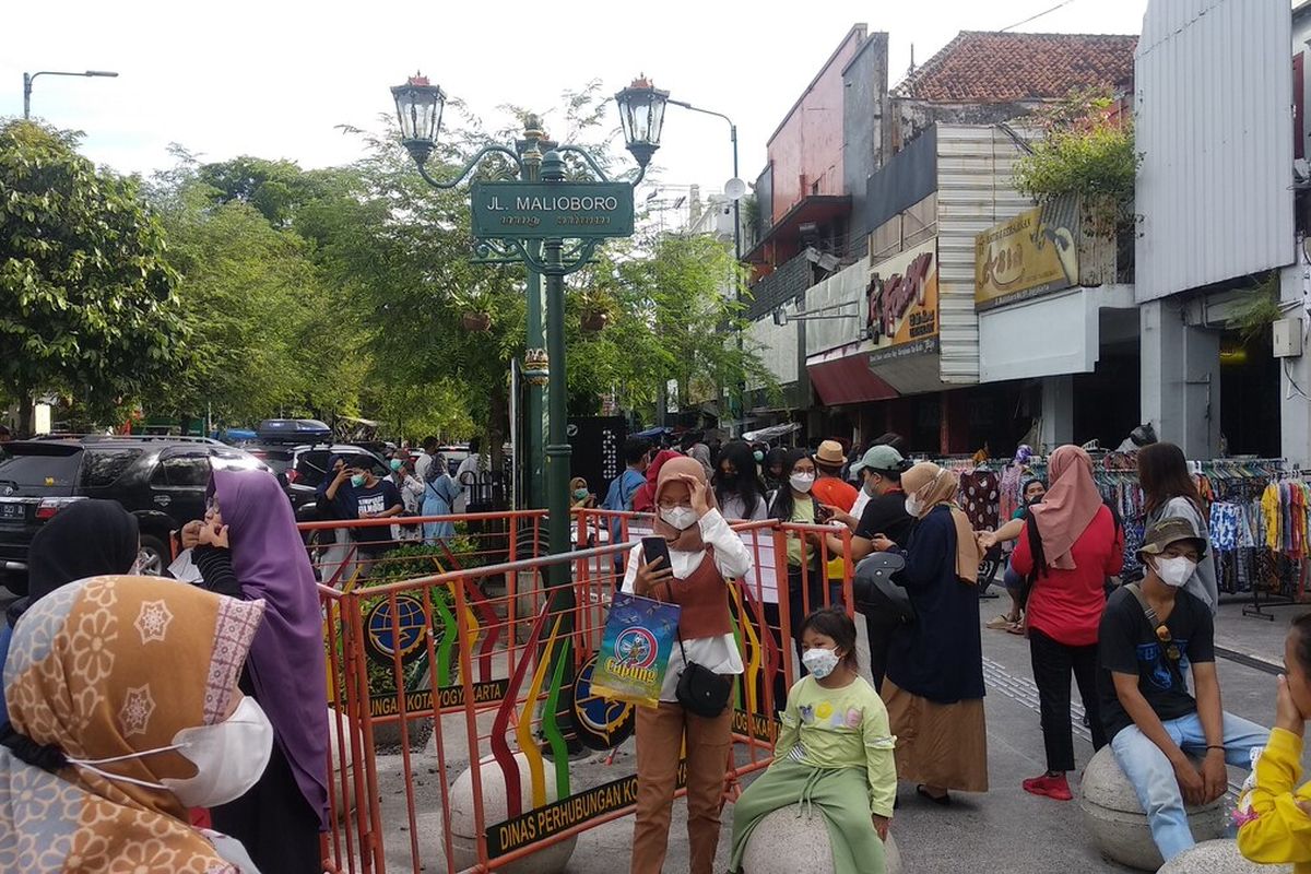 Wisatawan mulai membanjiri kawasan Malioboro saat libur Natal, Minggu (26/12/2021)