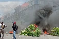 Pencaker Blokade Jalan Samping Kantor Bupati Manokwari Tuntut Pemkab Umumkan Hasil CPNS