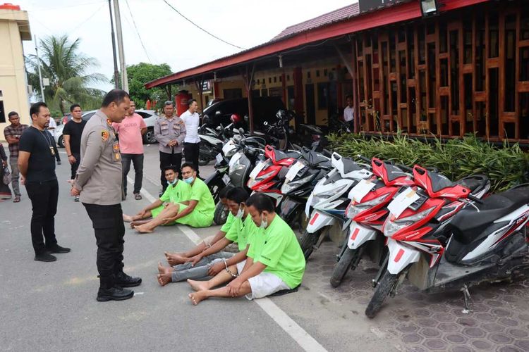 Tersangka spesialis pencuri sepeda motor di Mapolres Aceh Timur, Aceh, Selasa (31/5/2022)