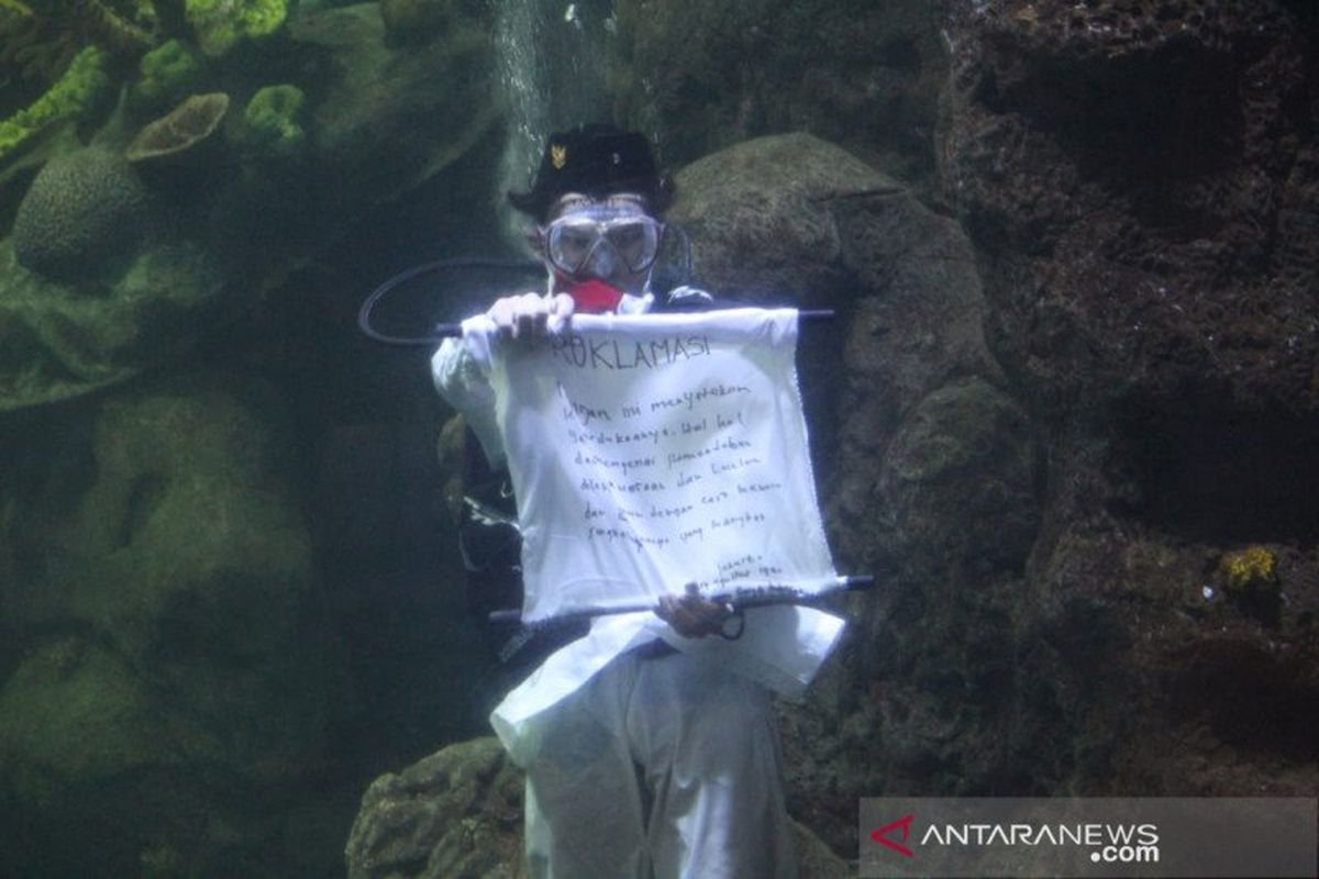 Persiapan pengibaran bendera merah putih di dalam air pada HUT RI ke 75 tahun, di Taman Impian Jaya Ancol, Sabtu (15/8/2020). 