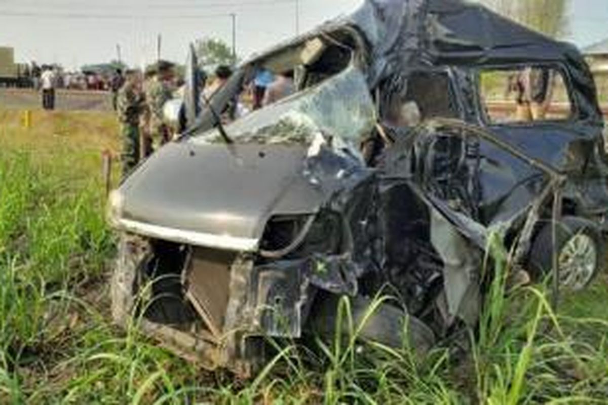 Bangkai mobil Suzuki APV setelah dihantam KA Tegal Bahari dari arah Jakarta menuju Tegal, tepat di Desa Suci, Kecamatan Mundu, Kabupaten Cirebon, Rabu (22/10/2014).