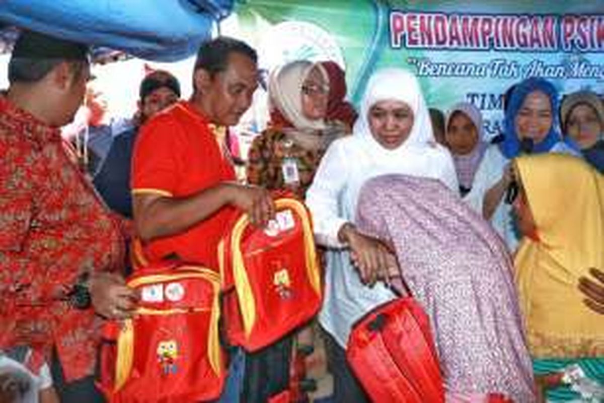 Mensos RI Khofifah Indar Parawansa bersama Branch Manager Alfamart Medan, Daru Harjanto, menyerahkan bantuan paket seragam sekolah dan tas untuk anak-anak pengungsian di Pidie, Aceh. Bantuan ini merupakan realisasi program Donasi Konsumen Alfamart.