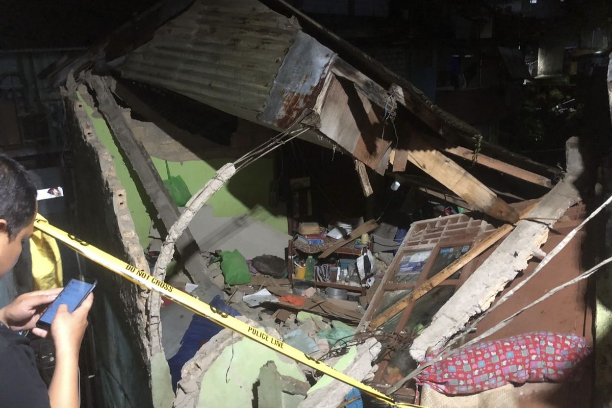 Satu unit rumah warga di RT 04/08 Kelurahan Bondongan, Kecamatan Bogor Selatan, Kota Bogor ambruk akibat longsor, pada Minggu (5/5/2024) malam.