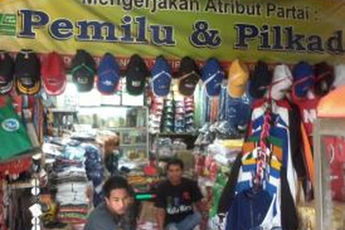 Salah satu toko yang menjual atribut parpol di Pasar Senen, Jakarta Pusat. Penjaga toko, Adi (30), mengaku omset dan pemesanan justru menurun jelang pemilu 2014.