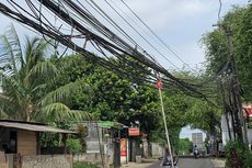 Melihat Semrawutnya Kabel Optik di Tangsel, Menjuntai di Jalan sampai Ditopang Bambu