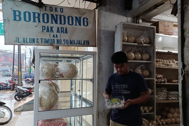 Rifaldi Rais (20) generasi ke lima keturunan pemilik Toko Berondong Pak Ara di Majalaya. Saat Ramadan Rais mengaku penjualan belum signifikan, peningkatan penjualan akan terasa jelang Idul Fitri 