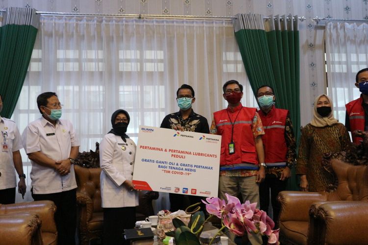 Bupati Jombang, Mundjidah Wahab (tengah) saat menerima bantuan alat perlindungan diri (APD) dari Pertamina, Pertamina Lubricants dan Hiswana Migas, di Pendopo Kabupaten Jombang, Jawa Timur, Rabu (22/4/2020).