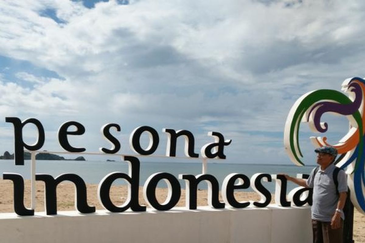 Wisatawan sedang menikmati wilayah Mandalika di Kabupaten Lombok Tengah yang jadi kawasan ekonomi khusus (KEK) pariwisata Nusa Tenggara Barat. Selain Mandalika, masih ada 9 titik destinasi wisata prioritas yang dimiliki Indonesia.