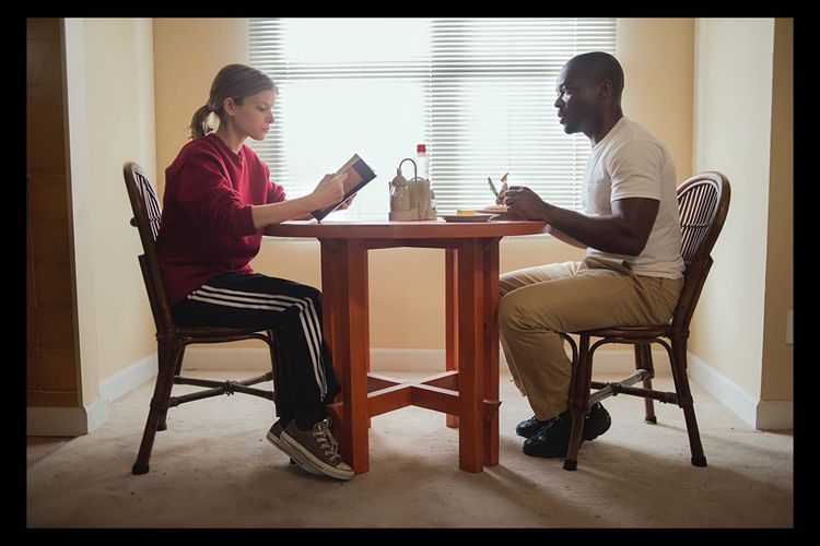 Kate Mara dan David Oyelowo dalam Captive (2015).
