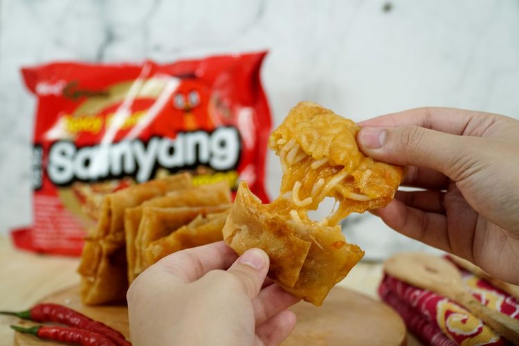 Kreasi Cibay menggunakan isian dari Samyang Ramen Spicy, hadirkan cita rasa pedas, renyah dan kenyal di setiap gigitan.
