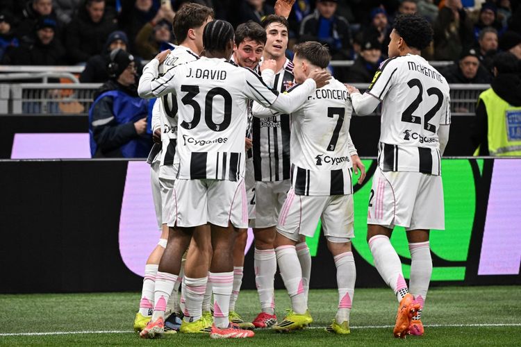 Bek Juventus, Andrea Cambiaso, merayakan gol dalam pertandingan Serie A antara Inter Milan dan Juventus di Stadion San Siro di Milan, pada 14 Februari 2026.