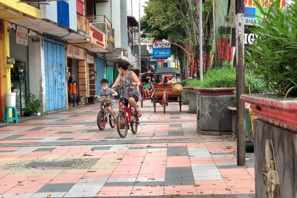 Suasana Jalan Pemuda (Pecinan) Kota Magelang pada masa Pemberlakuan Pembatasan Kegiatan Masyarakat (PPKM), akhir Februari 2021.