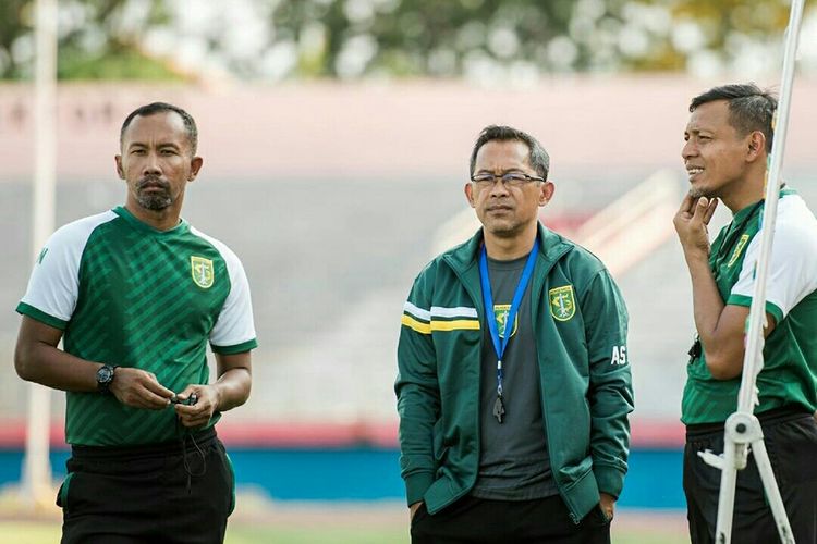 Pelatih kepala, Aji Santoso (tengah) bersama asistennya Uston Nawawi (kiri) dan Bejo Sugiantoro (kanan) saat latihan rutin di Stadion Gelora Delta Sidoarjo, Jawa Timur, Senin (04/11/2019) sore.
