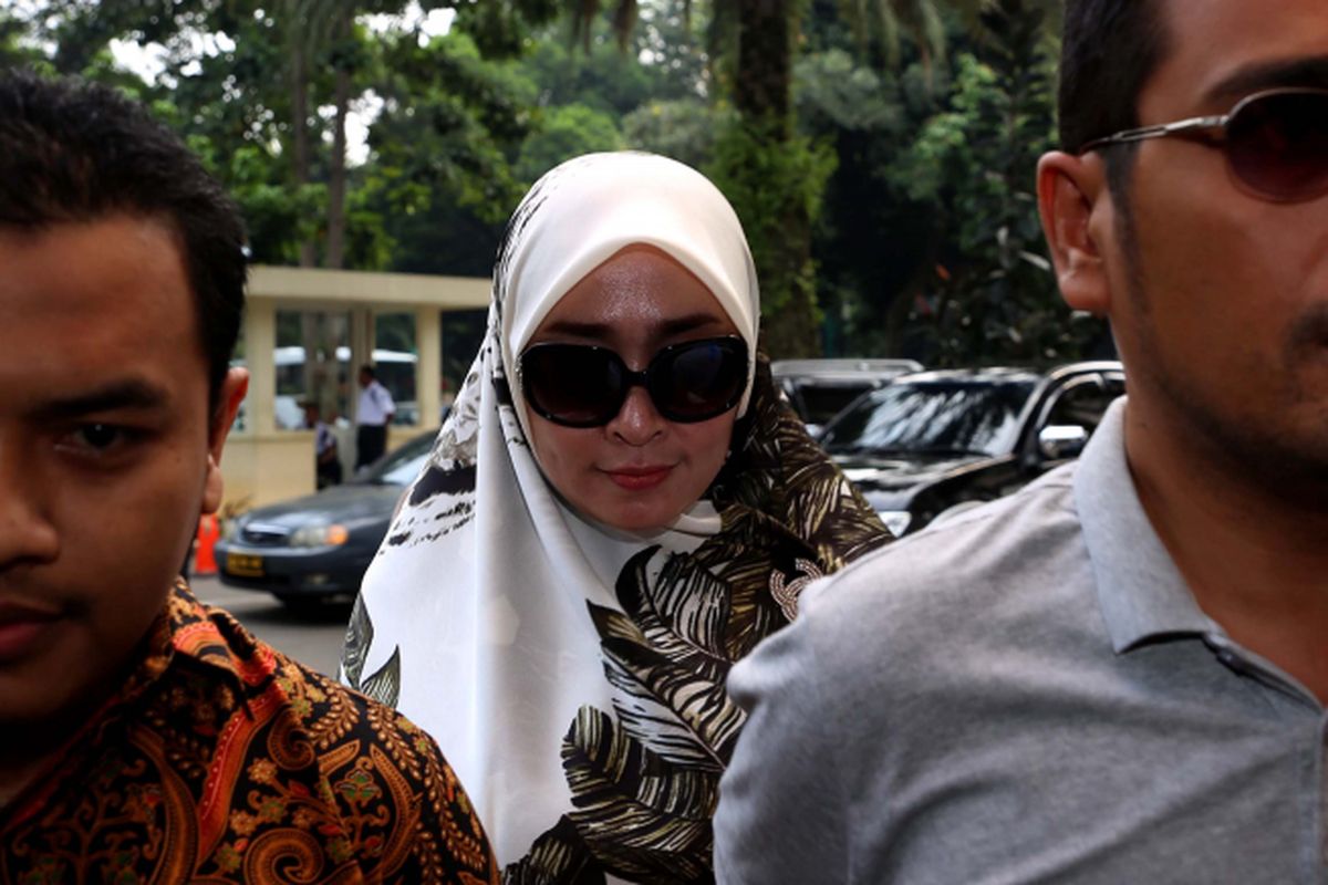 Firza Husein beserta pengacara Aziz Yanuar (kiri) tiba di Krimsus, Polda Metro Jaya, Jakarta, Selasa (16/5/2017). Firza terbelit kasus konten pornografi dalam percakapan via WhatsApp yang diduga melibatkan dirinya dengan pimpinan Front Pembela Islam (FPI) Rizieq Shihab.
LikeShow more reactionsCom