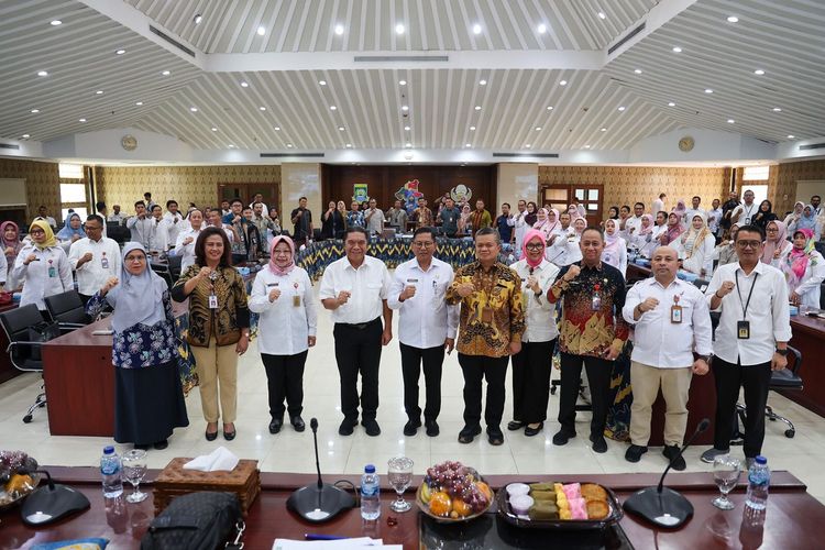 Pj Gubernur Banten Al Muktabar beserta jajarannya terlihat menghadiri Rapat Koordinasi Lintas Sektor Pencegahan Penurunan Stunting Provinsi Banten di Aula Akhlakul Karimah, Kota Tangerang, Rabu (25/9/2024).