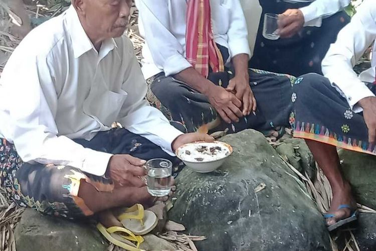 Tradisi penti merupakan warisan budaya leluhur orang Manggarai Timur dalam kalender pertanian. Ini merupakan salah satu wisata budaya yang dipromosikan oleh masyarakat sendiri. Penti di Kampung Alang-Mano, Kecamatan Lambaleda Selatan, Kab. Manggarai Timur, NTT, Jumat, (19/8/2022). (KOMPAS.com/DOK-PEGIAT BUDAYA MATIM-DEDI HARSALI)