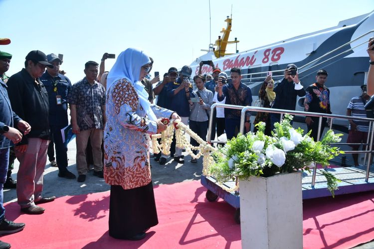 Plt Bupati Sumenep Dewi Khalifah terlihat meresmikan Kapal Cepat Express Bahari 8B dengan rute baru di Pelabuhan Kalianget, Sumenep, Jawa Timur, Minggu (13/10/2024). 