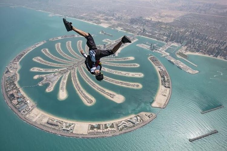 Terjun bebas dari ketinggian 13.000 kaki di Skydive Dubai dengan latar belakang Palm Jumeirah yang ikonik. Aktivitas ini menawarkan pengalaman mendebarkan bagi pencinta olahraga ekstrem