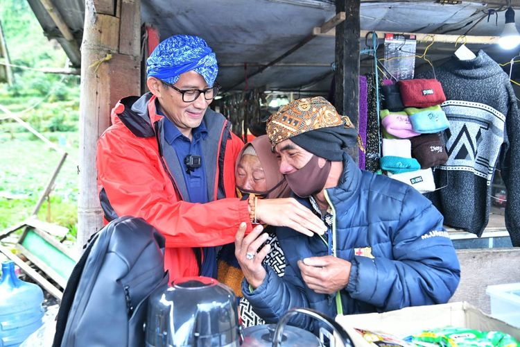 Menteri Pariwisata dan Ekonomi Kreatif Sandiaga Uno saat berkunjung ke Desa Wisata Sembungan, Wonosobo, Jawa Tengah, Minggu (3/7/2022)..