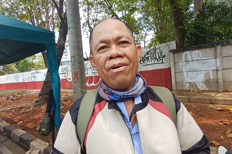 Pengendara motor bernama Sarim (64) saat ditemui Kompas.com di Jalan Lodan Raya, Pademangan, Ancol, Jakarta Utara, Rabu (1/11/2023).