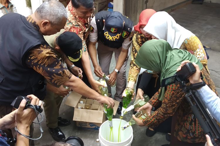 Petugas gabungan dari Pemkot Surakarta memusnahkan sirup kadaluwarsa yang ditemukan dalam sidak keamanan pangan di kawasan Kawatan, Serengan, Solo, Jawa Tengah, Rabu (15/5/2019).