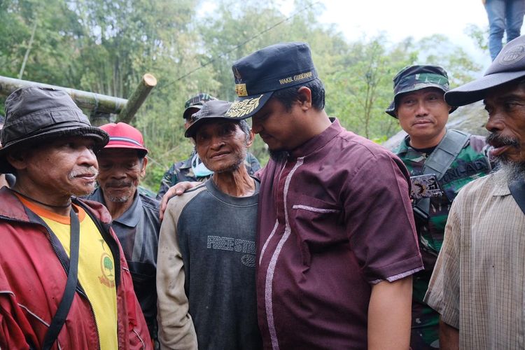 Seorang kakek bernama Samsul, selama 10 tahun mengikis gunung menggunakan linggis untuk membuat akses jalan di desanya yang berada di Dusun Benteng, Kelurahan Borongrappoa, Kecamatan Kindang, Kabupaten Bulukumba.