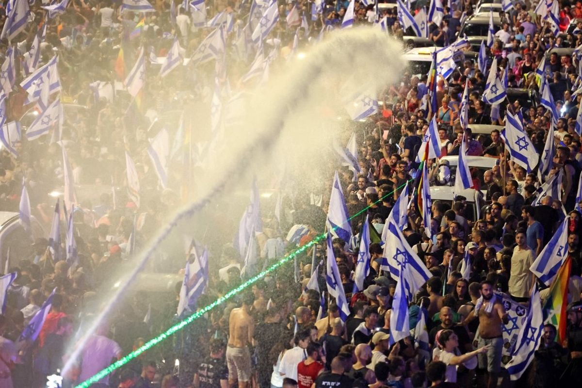 Para demonstran disemprot dengan meriam air oleh polisi anti huru hara Israel selama protes terhadap rencana reformasi peradilan pemerintah Israel di Tel Aviv pada Senin (24/7/2023). Anggota parlemen Israel pada 24 Juli menyetujui klausul utama dari rencana reformasi peradilan yang kontroversial yang bertujuan untuk mengekang kekuasaan Mahkamah Agung dalam membatalkan keputusan pemerintah. 