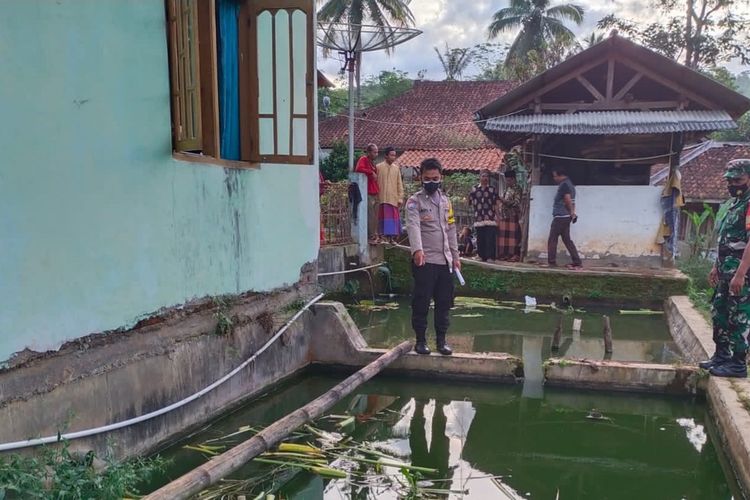 Petugas Polsek Gunungtanjung Polresta Tasikmalaya sedang memeriksa lokasi kejadian ditemukannya tiga bocah meninggal di kolam ikan Kampung Munjul, Minggu (6/3/2022).