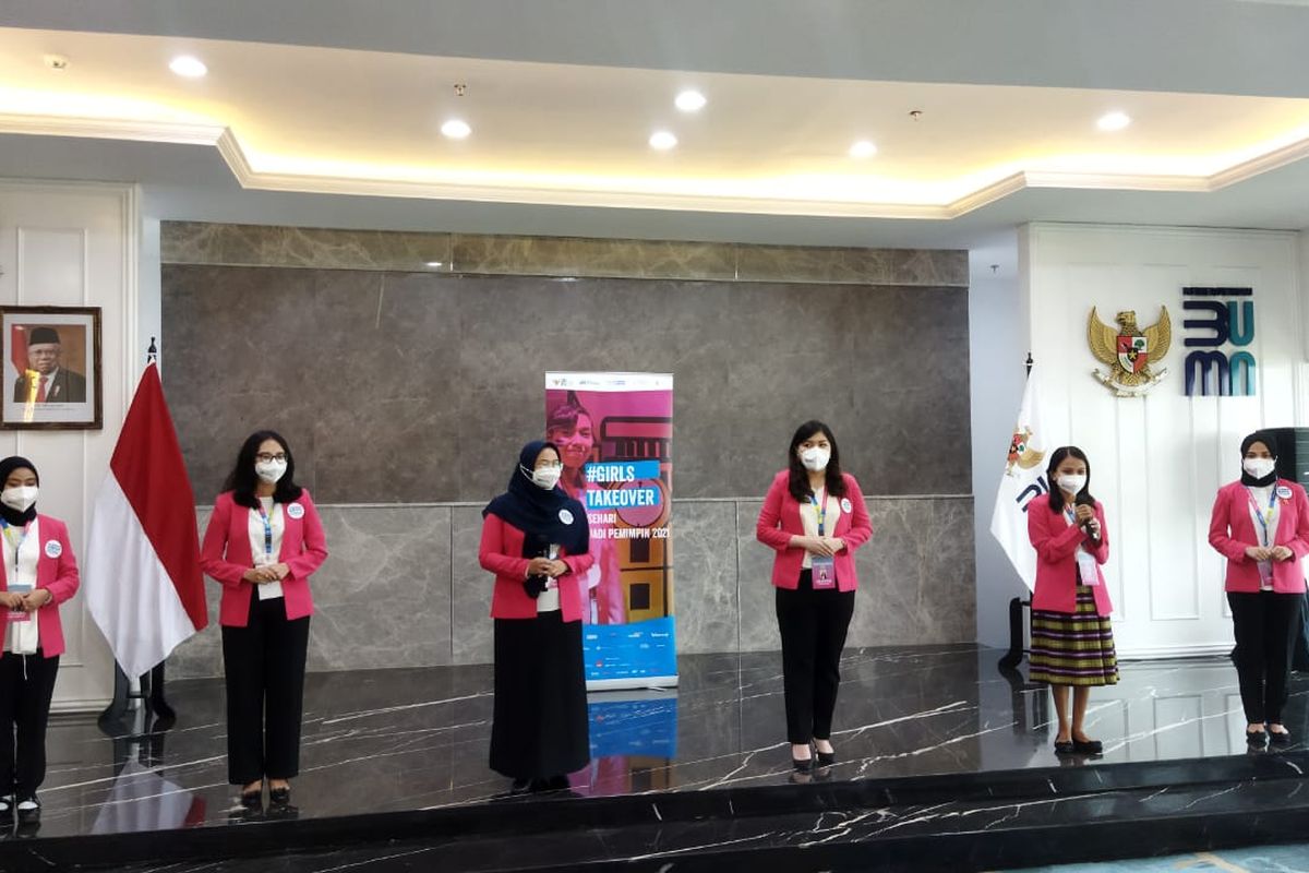 Enam perempuan muda yang terpilih mengikuti program #GirlsTakeOver 2021 untuk menjadi Menteri BUMN dan petinggi perusahaan BUMN selama satu hari. 