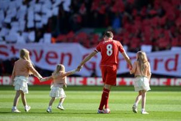 Kapten Liverpool, Steven Gerrard, bersama tiga putrinya, Lilly-Ella, Lourdes, dan Lexie, sebelum kickoff laga lanjutan Premier League melawan Crystal Palace di Stadion Anfield, Sabtu (16/5/2015). 