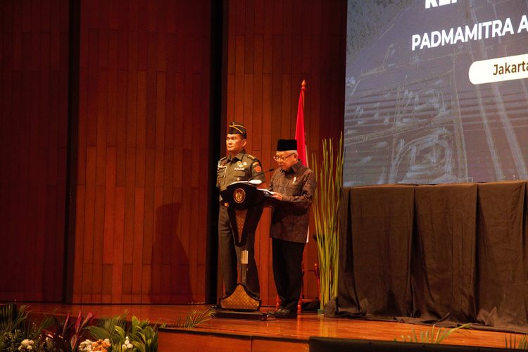 
Wakil Presiden RI, Ma'ruf Amin saat memberikan sambutan sekaligus menyerahkan penghargaan kepada para pemenang Padmamitra Award 2022 di Soehanna Hall, Jakarta pada Rabu, 5 Juli 2023. Padmamitra Award 2022 memberikan penghargaan kepada 20 perusahaan dari 11 kategori.