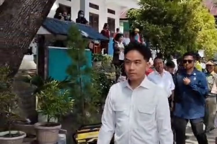 Tinjau SMPN 1 Ndona Ende, Gibran Terima Keluhan Siswa soal Menu MBG yang Dingin dan Keras