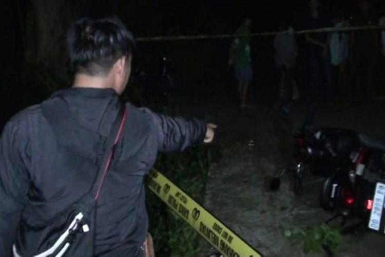 Aparat kepolisian di Kabupaten Gowa, Sulawesi Selatan tengah melakukan olah tempat kejadian perkara (TKP) terkait tewasnya seorang ibu rumah tangga (IRT) ditangan mantan suaminya. Minggu, (18/2/2024)
