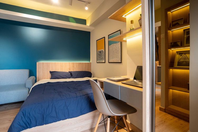 Warna dan pola nuansa biru yang konsisten dalam interior apartemen 