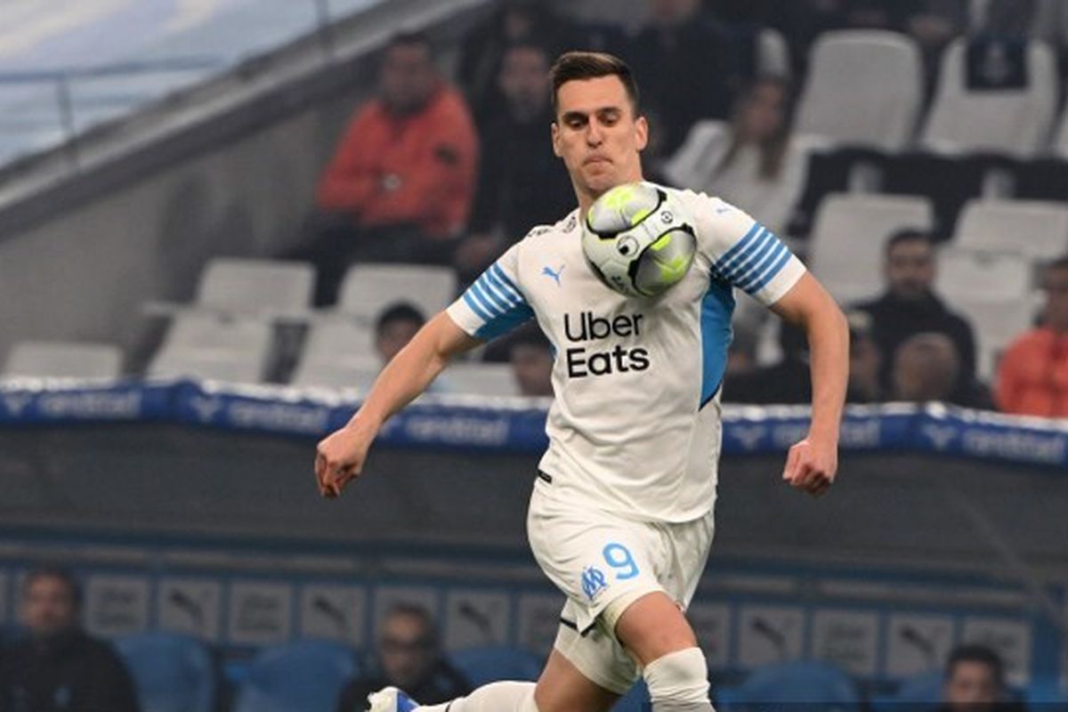 Arkadiusz Milik saat bermain untuk Olympique de Marseille. Kini, Arkadiusz Milik ke Juventus dengan status pinjaman. Di artikel ini Anda bisa baca profil Arkadiusz Milik. (Photo by Nicolas TUCAT / AFP)