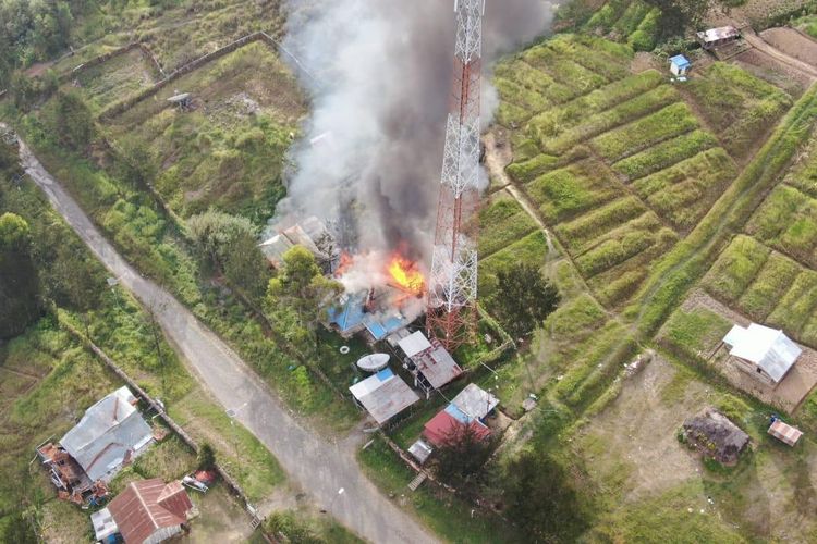 Dua unit rumah dan satu menara telekomunikasi yang diduga dibakar KKB di Distrik Ilaga, Kabupaten Puncak, Papua Tengah