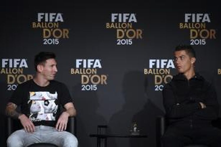 Lionel Messi (kiri) dan Cristiano Ronaldo menjalani konferensi pers jelang acara FIFA Ballon d'Or 2015 di Zurich, Swiss, Senin (11/1/2016) waktu setempat.