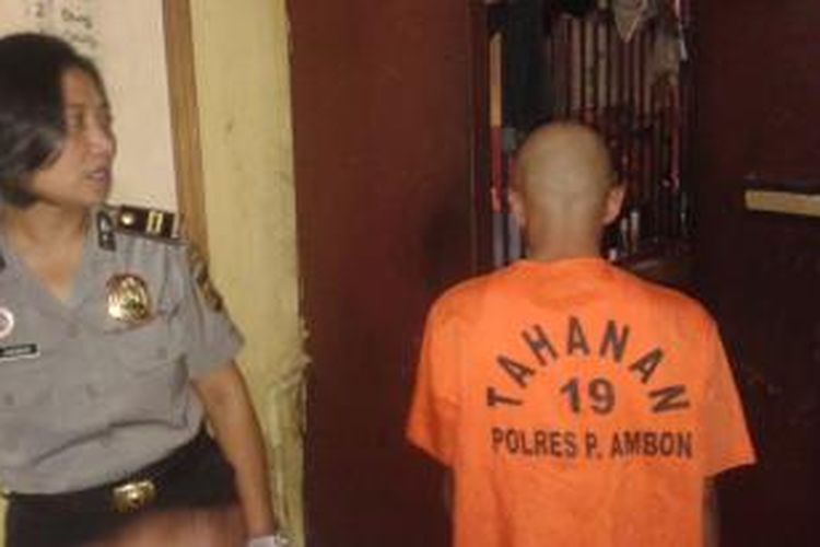 Seorang pelajar di Ambon, MRN (16) tersangka kasus pencurian kendaraan bermotor menjalani penahanan di sel tahanan Polres Pulau Ambon, Senin (13/10/014)