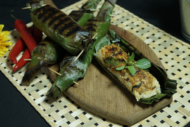 Nasi bakar ayam kemangi ala Foodplace. 