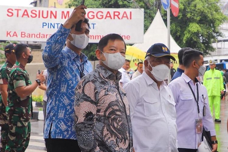 Menteri PPN/Kepala Bappenas Suharso Monoarfa bersama dengan Menteri PUPR Basuki Hadimuljono memantau pembangunan Stasiun Manggarai di Jakarta, Senin (26/12/2022).
