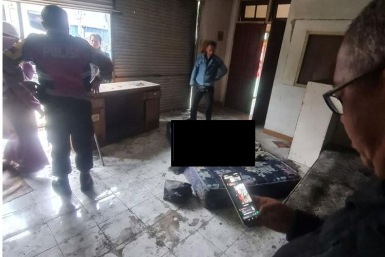 Mayat Perempuan Nyaris Tanpa Busana Ditemukan Tergeletak di Atas Kasur Dalam Rumah Kosong di Bogor