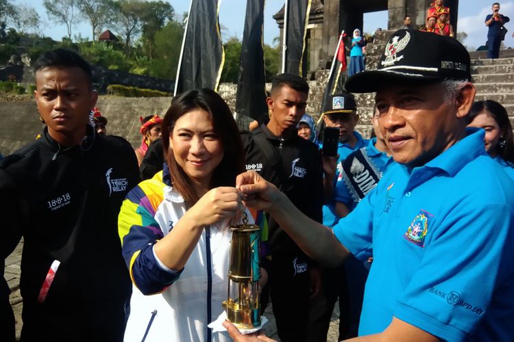 Serah Terima Api Asian Games dari Bupati Sleman Sri Purnomo kepada  Torch Ambasador Asian Games 2018 , Susi Susanti di Candi Ratu Boko Rabu (18/7/2018)