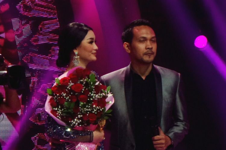 Penyanyi dangdut Zaskia Gotik bersama sang kekasih, Ryan saat diabadikan di Studio 5 Indosiar, Daan Mogot, Jakarta Barat, Senin (3/7/2017).