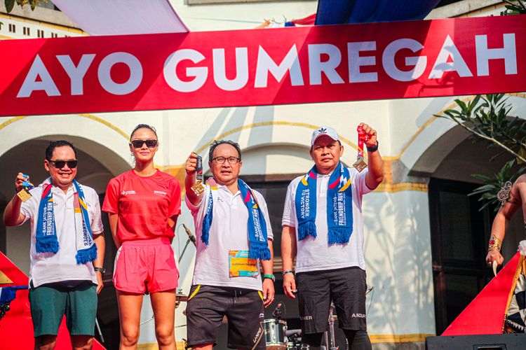 Jersey dan medali Borobudur Marathon 2022 powered by Bank Jateng telah diluncurkan bersamaan dengan rangkaian Bank Jateng Friendship Run pada Minggu (21/8/2022) di kawasan wisata Lawang Sewu, Semarang, Jawa Tengah.