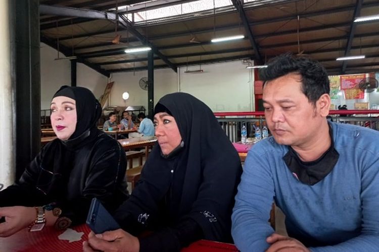Sahabat Dorce, Hetty Sunjaya (tengah), Ira (kiri) di Tendean, Jakarta Selatan, Jumat (18/2/2022)