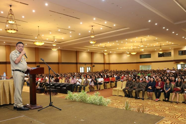 Gubernur Sulawesi Utara (Sulut) Olly Dondokambey memberikan materi dalam acara Konven Pelsus GMIM pembinaan pelayan khusus tentang gereja dan politik yang diselenggarakan di Hotel Sutan Raja Manado pada Senin (25/6/2018).