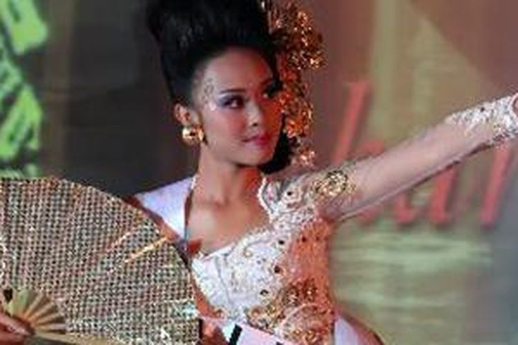 Cok Istri Krisnanda Widani saat tampil pada malam seni dan budaya/malam bakat Pemilihan Puteri Indonesia 2012-2013 di Hotel Grand Sahid Jaya, Jakarta Pusat, Senin (28/1/2013) malam.